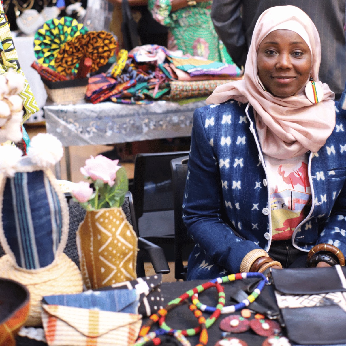 Artisanat africain présenté sur un stand de la Foire d'Afrique