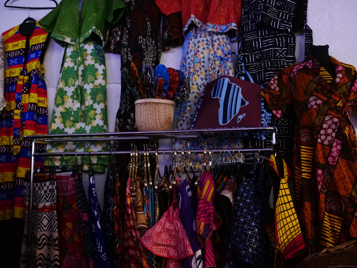 Stand de tissus et de wax colorés au marché de la Foire d'Afrique