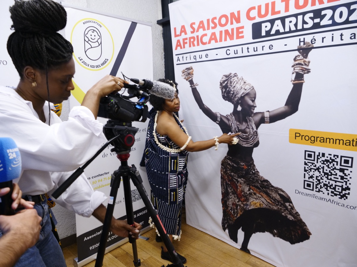 Rencontres et échanges entre exposants et visiteurs à la Foire d'Afrique